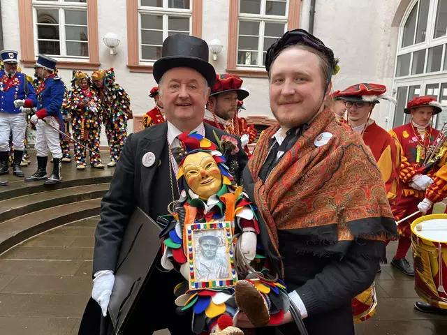 Pfeddri und Hebamme mit dem Fasenstkind, das auf den Namen "Andres-Verschieberle" hört. | Foto: gro