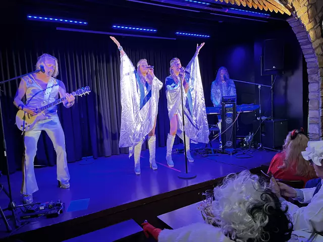 The Swede Sensation" heizen mit Abba-Songs ein... | Foto: gro