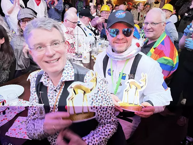 Je ein Bambi für Landrat Thorsten Erny und Oberbürgermeister Marco Steffens | Foto: gro