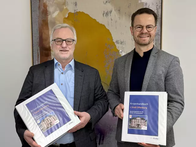Krisenhandbuch für Offenburg: Oberbürgermeister Marco Steffens (r.) und Erwin Drixler, Leiter des Stabes für besondere Ereignisse. | Foto: Stadt Offemburg/Robin Sester