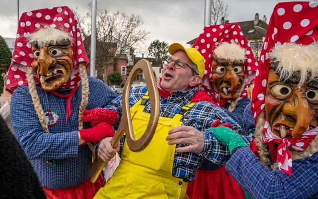 Unter heftigem Widerstand wird OB Britz auf den Stadthallenbalkon gezerrt. | Foto: Stadt Kehl