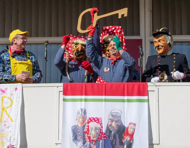 Die Narren haben den Rathausschlüssel  erobert. | Foto: Stadt Kehl
