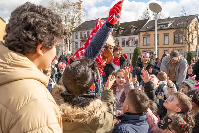 Die von den Kehler Schlammhexen verteilten Süßigkeiten waren heiß begehrt. | Foto: Stadt Kehl
