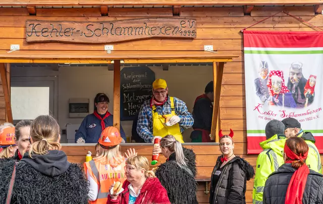 Am Schluss des Zeremonie versorgte OB Britz die Anwesenden mit Bratwurst. | Foto: Stadt Kehl