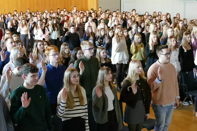 Die Studenten im Bachelorstudiengang „Public Management“ legen ihren Eid ab und sind danach Landesbeamte auf Widerruf. | Foto: Hochschule Kehl