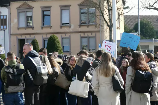 Mit Plakaten, offenen Armen und zahlreichen Tipps fürs Studium wurden die neuen Studenten vor der Kehler Stadthalle von ihren Tutoren in Empfang genommen. | Foto: Hochschule Kehl