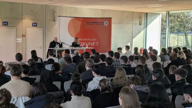 Rund 200 Schüler lauschten den Ausführungen von Thomas Hettche.  | Foto: Kaufmännische Schulen Offenburg