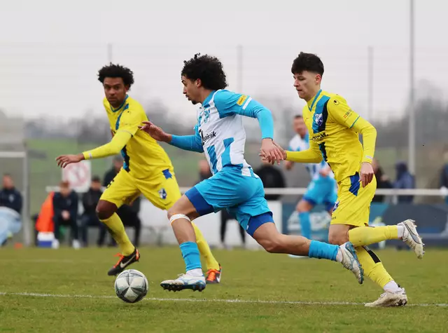 Der SV Oberachern (blaues Trikot) war beim 3:0-Heinsieg gegen Bietigheim-Bissingen meist einen Schritt schneller. | Foto: Breithaupt