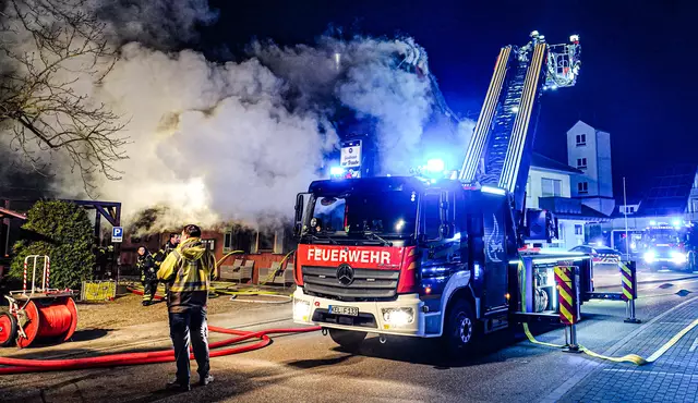 Das traditionsreiche Gasthaus „Zur Traube“ in Neumühl geriet in der Nacht auf Montag in Brand. | Foto: Stadt Kehl