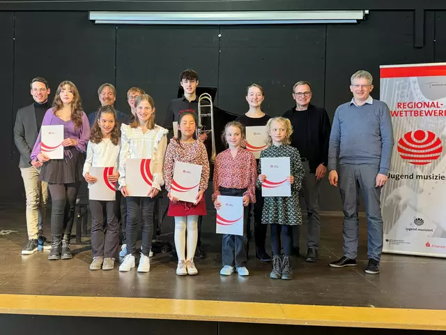 Von links: Musikschulleiter Nico Zipp, Angelina Bosnjak, Klavier Korrepetitor Roman Kühn, Karoline Hörth, Simon Dilger, Lorien Hodrus, Benedikt Kasper, Meitang Zhao, Emma Wiegert, Solveig Sonntag, Johanna Biegler, Posaunenlehrer Michael Fünfgeld, Geigenlehrer Jörg Werner. Es fehlen auf dem Foto: Geigenlehrerin Veronika Ohnmacht, Gesangslehrerin Anja Bittner und Klavierlehrerin Susanne Fink.  | Foto: Musikschule Achern-Oberkirch