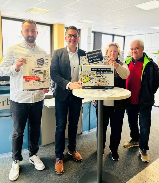 V. l. n. r. Bürgerbüro-Leiter Dennis Hodapp, Bürgermeister Stefan Hattenbach, Melitta Kimmig und Manfred Mundy vom VdK Kappelrodeck | Foto: Gemeinde Kappelrodeck – Jasmin Liebich