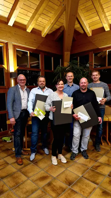 Siegfried Wörner (Vorstandsvorsitzender) Stephan Danner geschäftsführender Vorstand und 20 Jahre Betriebszugehörigkeit), Jana Rohmer (20 Jahre), Michael Wörner (30 Jahre), Jürgen Huber (25 Jahre), Patrick Werner (zehn Jahre) | Foto: Durbacher Winzer eG