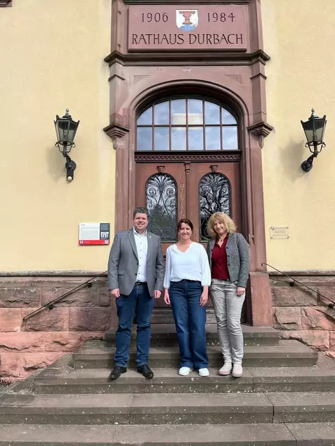 Bürgermeister Andreas König (v. l.), Milena Schuler, Leiterin VHS-Außenstelle, und Elke Baumgartner, Leiterin der VHS Ortenau | Foto: Gemeinde Durbach