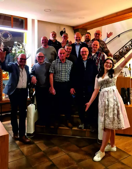 Vorstandsvorsitzender Siegfried Wörner (l.) und die Durbacher Weinprinzessin Julia Wörner (r.) mit den geehrten langjährigen Mitgliedern der Durbacher Winzer eG | Foto: Durbacher Winzer eG
