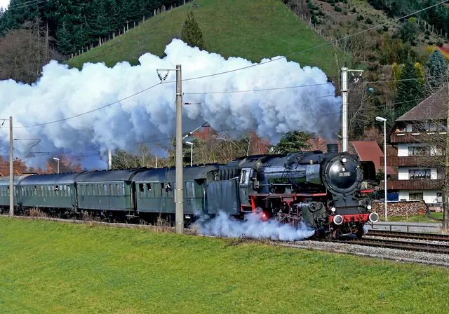Mit Volldampf durch das Kinzigtal in Richtung Hausach / Triberg.  | Foto: Alfred Schramm
