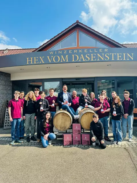 Die „Rebgeister“ der Schloßbergschule mit Christiane Arnold und Andreas Boschert | Foto: Gemeinde Kappelrodeck