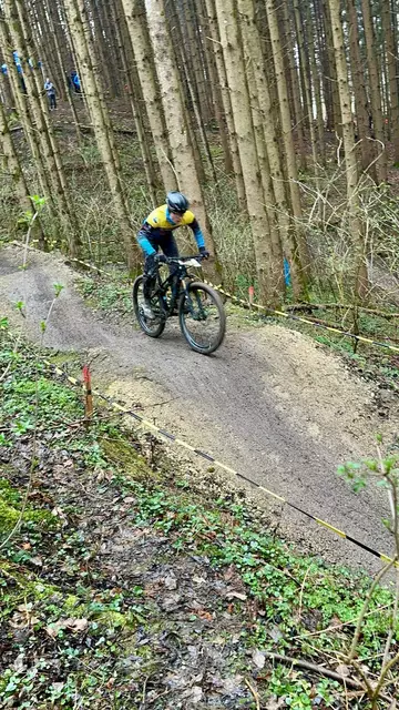 Leonard Finkenzeller beim Slalom auf der aufgeweichten Strecke. | Foto: Stefan Finkenzeller