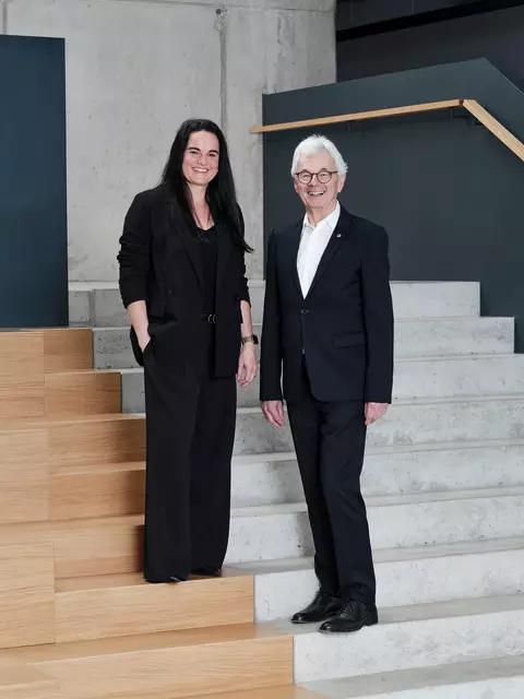 Zum 1. April hat Carolin Stoz (l.) die Geschäftsführung von ihrem Vater Rainer Bischler von Streit Service & Solutions übernommen.  | Foto: Streit Service & Solutions