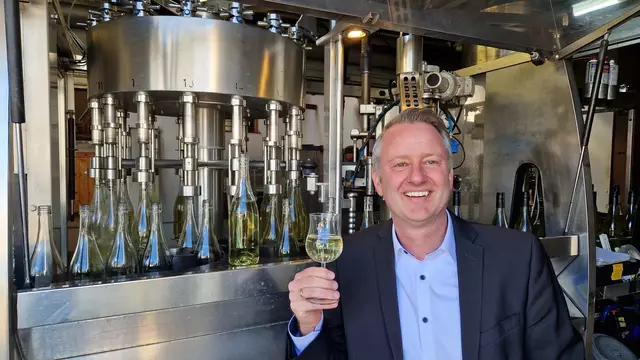 Bürgermeister Pascal Weber freut sich auf den Jubiläumswein.  | Foto: Gemeinde Ringsheim
