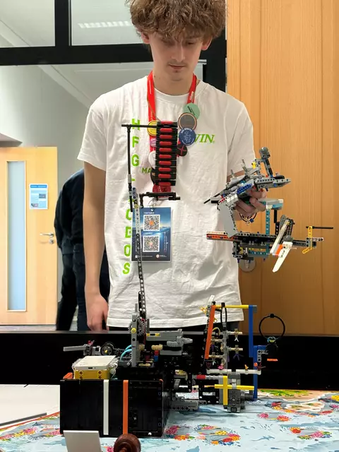 Kalibrierung und Testrunde: Marius Munz mit Roboter der HFG-RoboS | Foto: Hans-Furler-Gymnasium