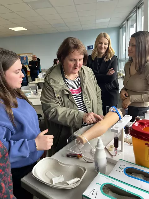 Ministerin Schopper informiert sich bei den Schülern. | Foto: Kevin Wetzler
