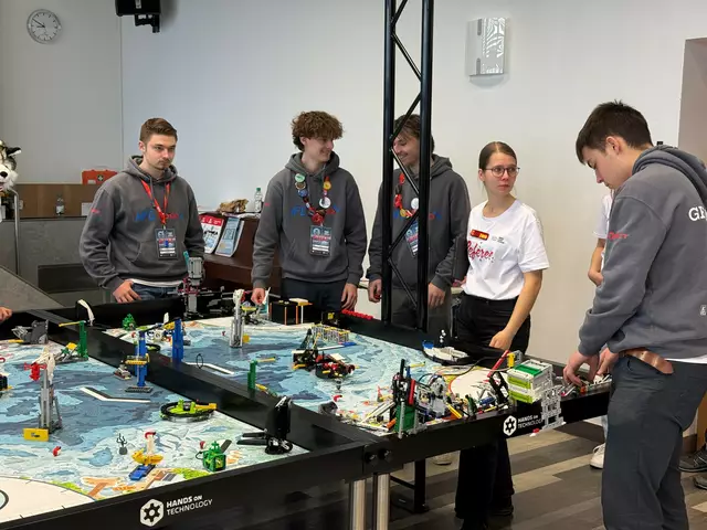 Achtelfinale RobotGame: Sylvan Kary (v. l.), Marius Munz, Louis Huber, Marek Wellhäuser | Foto: Hans-Furler-Gymnasium