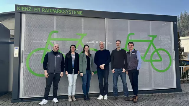 Besuch der Deutschen Bahn in Hausach. (V. l. n. r.)  Sebastian Hildbrand, Iris Lehmann, Jennifer Rößler, Jörg Welke (DB), Ludger Palz (DB), Jürgen Haller
 | Foto: Kienzler Stadtmobiliar – B+R Offensive 