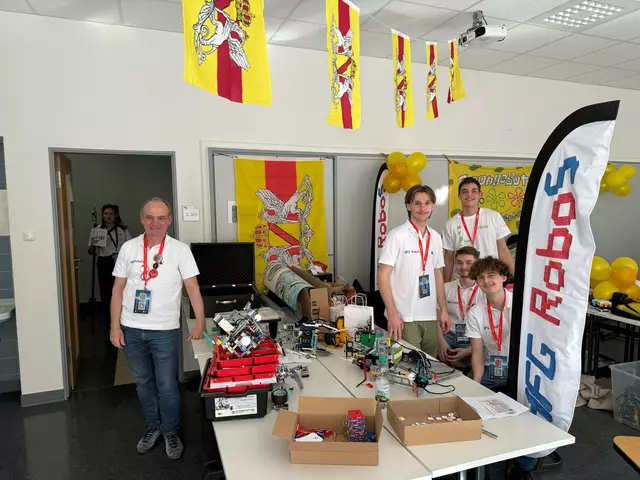 Team-Stand der HFG-RoboS: Henning Scheid (Coach; v. l.), Louis Huber, Sylvan Kary, Marek Wellhäuser, Marius Munz | Foto: Hans-Furler-Gymnasium