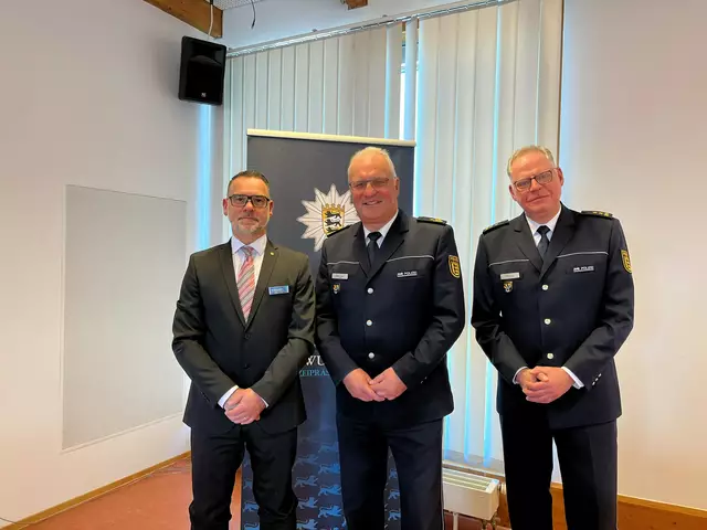 Raoul Hackenjos (v. l.), Jürgen Rieger und Martin Plate stellten die Polizeiliche Kriminalstatistik vor. | Foto: Foto: mak