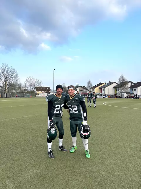 Nur sieben Punkte zugelassen: die Linebacker Phillip Geng (r.) und Manuel Klöckner von den Offenburg Miners  | Foto: Alissa Balliet