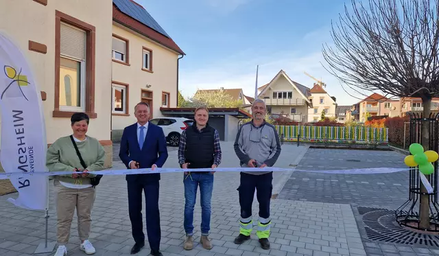 Kita-Leiterin Nicole Faas (v. l.), Bürgermeister Pascal Weber, Planer Saladin Keller sowie Bauhofleiter Andreas Kollmer freuen sich über die Fertigstellung.
| Foto: Gemeinde Ringsheim