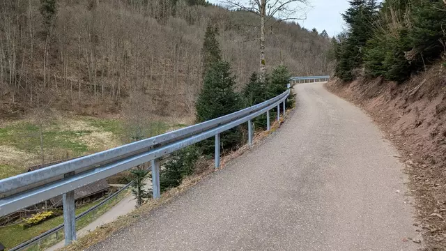 Die Leitplanken entlang der Wäldenstraße in Ödsbach wurden kürzlich erneuert und eine Abstürzsicherung installiert.  | Foto: Gregor Knapps/Stadt Oberkirch
