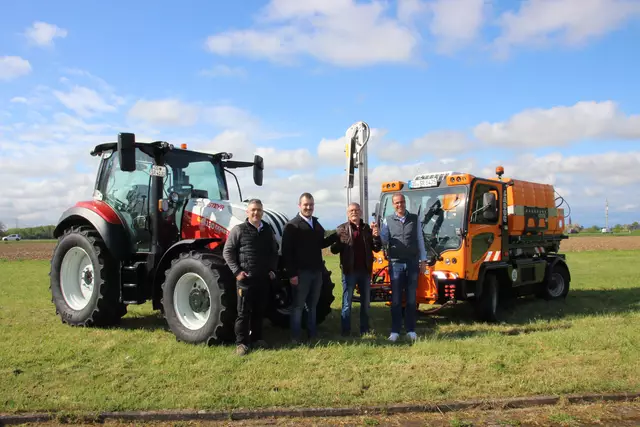 Jens Krämer (v. l.), Jan Ebner (beide Firma Ebner), Bürgermeister-Stellvertreter und Markus Kranz, Firma Spinner bei der Fahrzeugübergabe | Foto: Stadt Rheinau/Alina Schans