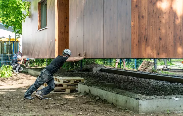 Mit Muskelkraft wird das Tiny House in die richtige Position gebracht. | Foto: Stadt Kehl