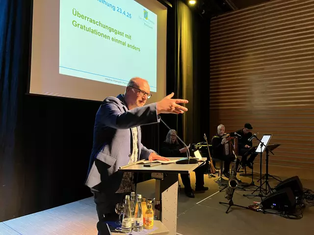 Andreas Müller überbrachte humorvoll und vielstimmig seine Glückwünsche. | Foto: gro