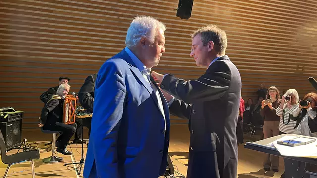 ... und heftet das Bundesverdienstkreuz Claus Haberecht (l.) ans Revers. | Foto: gro
