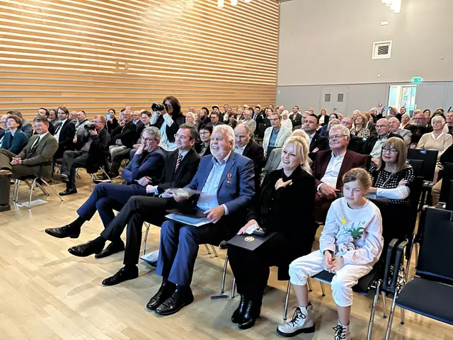Zahlreiche Weggefährten waren zur Verleihung des Bundesverdienstkreuzes an Claus Haberecht in die Kehler Stadthalle gekommen. | Foto: gro