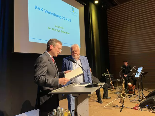Nikolas Stoermer (l.) liest die Urkunde vor ... | Foto: gro