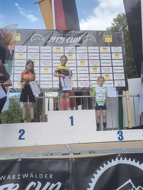 Sofia gewinnt in der U9 in einem spannenden Rennen.