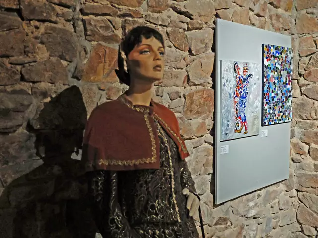 Neben der "Alt-Gengenbacherin" sieht man zwei Mosaikbildnisse der Künstlerin Bosa Jankovic. 
Auch diese Dame könnte an dem strammen Gardisten Interesse haben und
zur Konkurrenz der anderen gegenüber werden. | Foto: Alfred Schramm