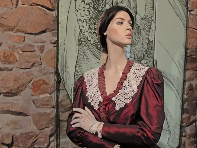 Sie schaut hinüber zum wachhabenden Gardisten. | Foto: Alfred Schramm