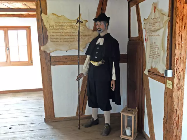 Der Gengenbacher Nachtwächter hatte unter anderem die Aufgabe, die drei Stadttore zu schließen und sein Dienst endete im Margengrauen mit deren Öffnung.
Gekleidet war er mit einem langen dunklen Mantel sowie der Kopfbedeckung und war mit einer Hellebarde bewaffnet. | Foto: Alfred Schramm