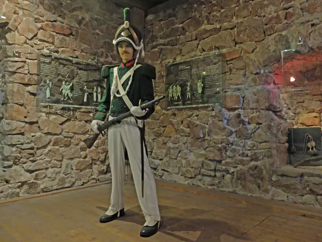 Der Gardist der Bürgerwehr wacht über die Kunstwerke. | Foto: Alfred Schramm