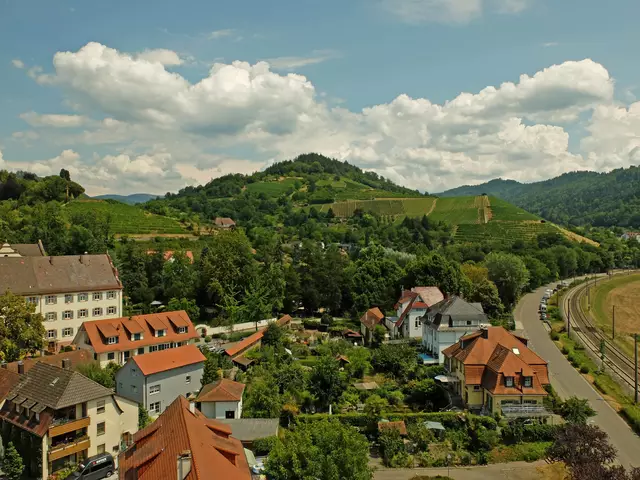Östlich von der Gengenbacher Altstadt erhebt sich der sogenannte Neuberg aus der Ebene des Kinzigtal. Dieser ist fast vollständig mit Weinreben bepflanzt.  Auf dem Gipfel des Neubergs steht ein Pavillon, von dem man eine tolle Aussicht ins Kinzigtal hat. 


 | Foto: Alfred Schramm