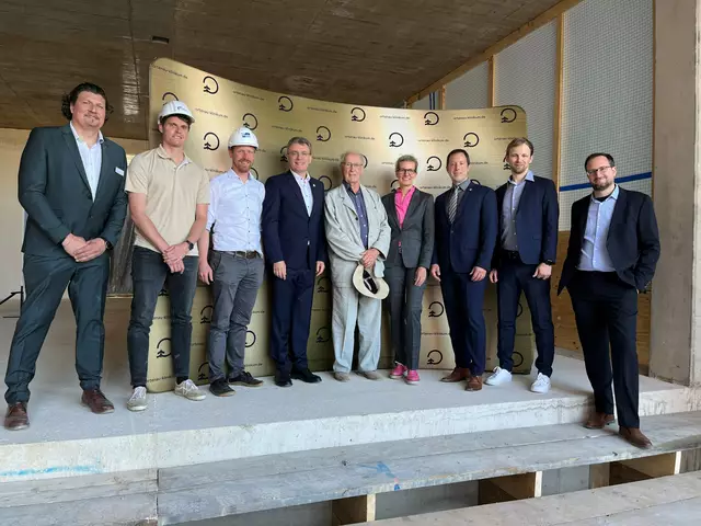 Freuen sich über den schnellen Baufortschritt und ein gelungenes Richtfest für den Klinikneubau in Achern: (v. l.) Geschäftsbereichsleiter Rainer Stapf, Bauleiter Jonas Burger und Simon Dietrich von Rendler Bau, Landrat Thorsten Erny, Architekt Professor Dr. Volkwin Marg, Vorstandsvorsitzende Claudia Bauer-Rabe, Oberbürgermeister Manuel Tabor und die Architekten Christoph Beuting und Stefan Walter von gmp Architekten GmbH. | Foto: mak
