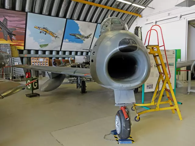 Hier sieht man die North American F-86 Sabre ein einstrahliges Jagdflugzeug vom US-amerikanischen Herstellers North American Aviation. Die F-86 kam auch bei der damaligen Bundesluftwaffe sowie in anderen NATO-Luftwaffen zum Einsatz. | Foto: Alfred Schramm