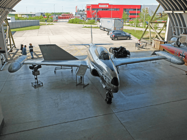 Draufsicht auf die CT-133 Silver Star.

Die Canadair CT-133 Silver Star ist die kanadische Lizenzversion des Schulflugzeugs Lockheed T-33, das von den 1950er Jahren bis 2005 im Einsatz war.
Die Bundesluftwaffe erhielt von 1956 bis 1959 als Erstausstattung 192 T-33A.
Diese T-33 wurden in der Flugzeugführerschule in Fürstenfeldbruck, für die Schulung angehender Jetpiloten der Luftwaffe eingesetzt. | Foto: Alfred Schramm