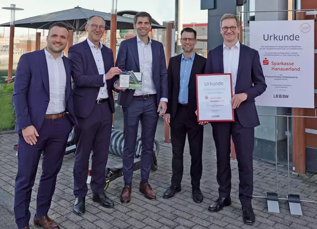  Oliver Maier, Leiter Firmenkunden &amp; Private Banking der Sparkasse, Frank Wenz, Leiter Förderkreditgeschäft der LBBW, Nicolas Adler, stellvertretender Vorstandsvorsitzender der Sparkasse, Nikolaus Sauer, Betreiber diverser McDonald's Filialen und Wolfgang Huber, Vorstandsvorsitzender der Sparkasse. | Foto: Sparkasse Hanauerland