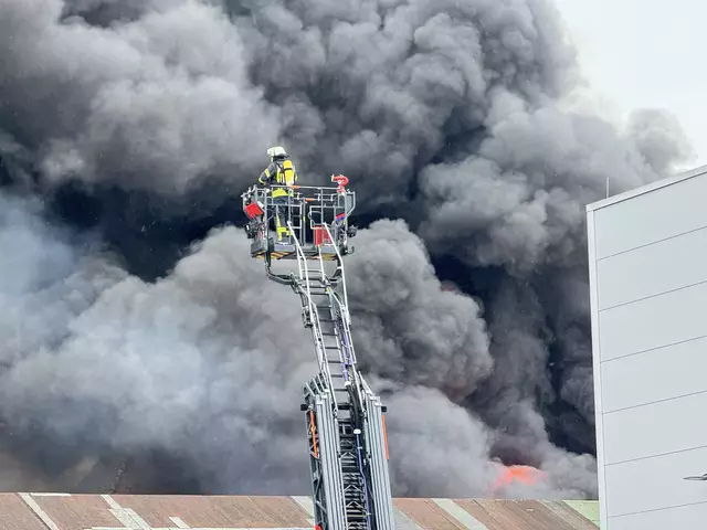 Auf einem Firmengelände in Renchen war am Samstag ein Feuer ausgebrochen. Der Feuerwehr gelang es den Brand zu löschen. | Foto: Kamera24