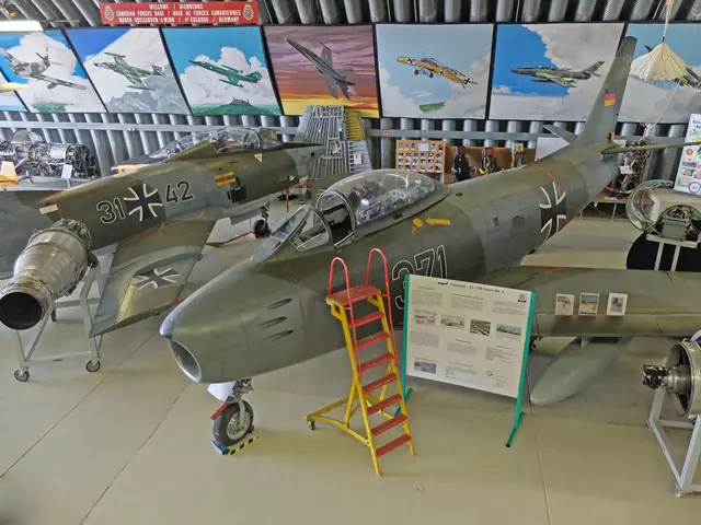 Oberhalb des Museums-Café befinden sich  Vitinen mit vielen Flugzeugmodellen. Von dort hat man einen guten Überblick auf alles was es zu sehen gibt. Hier auf die F-86 und die Fiat G 91. | Foto: Alfred Schramm